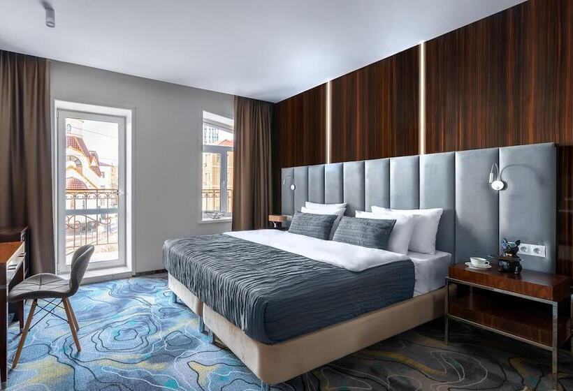 V Hotel & Rooftop Lounge