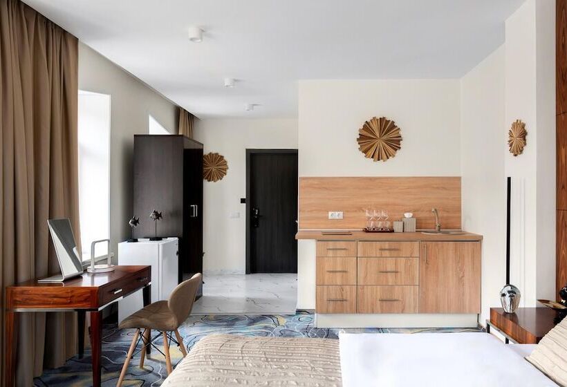 V Hotel & Rooftop Lounge