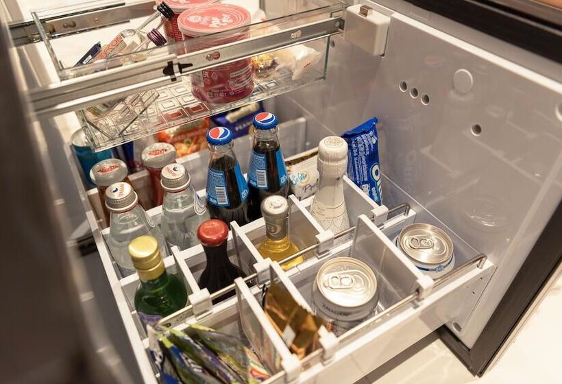 V Hotel & Rooftop Lounge