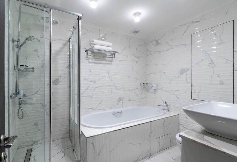 V Hotel & Rooftop Lounge