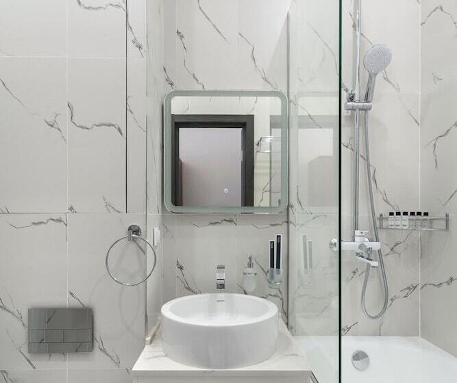 V Hotel & Rooftop Lounge