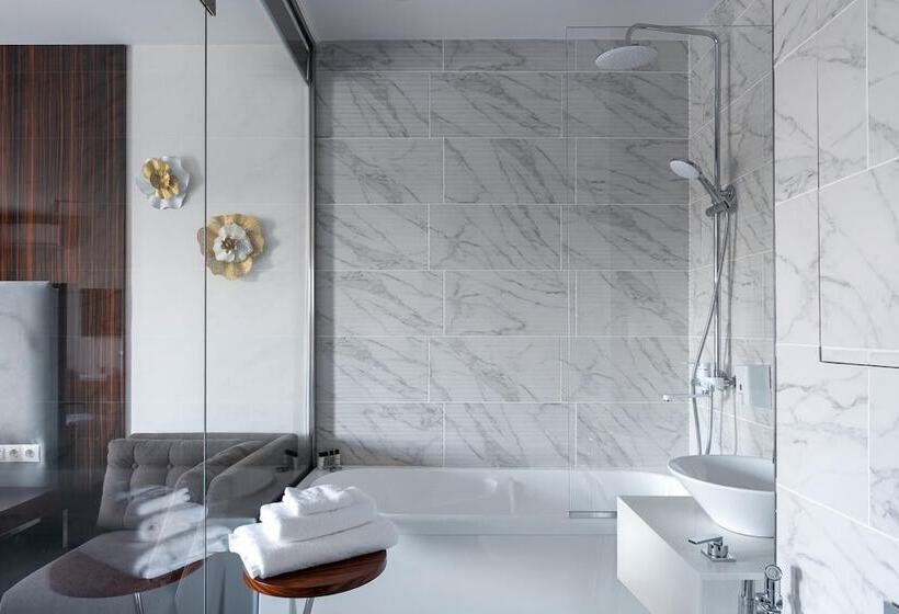 V Hotel & Rooftop Lounge