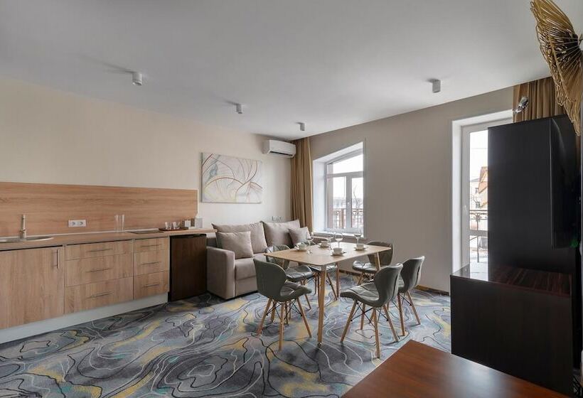 V Hotel & Rooftop Lounge