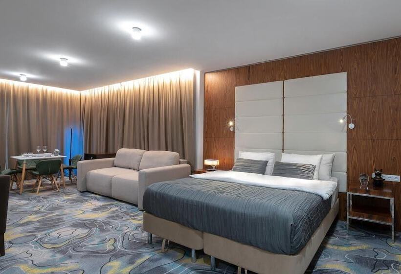 V Hotel & Rooftop Lounge