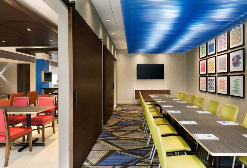 호텔 Holiday Inn Express & Suites   Detroit North   Roseville, An Ihg