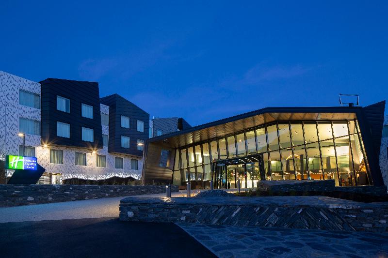 Отель Holiday Inn Express & Suites Queenstown, An Ihg