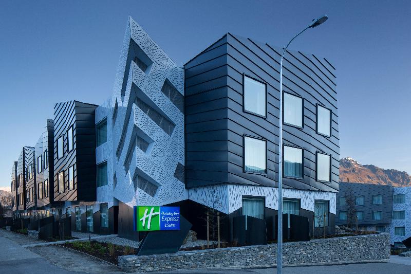 Отель Holiday Inn Express & Suites Queenstown, An Ihg