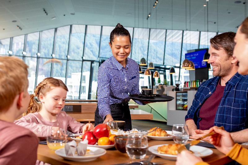 Отель Holiday Inn Express & Suites Queenstown, An Ihg