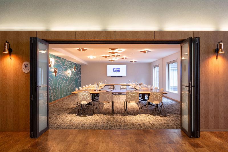 Отель Holiday Inn Express & Suites Queenstown, An Ihg