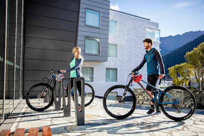 Отель Holiday Inn Express & Suites Queenstown, An Ihg