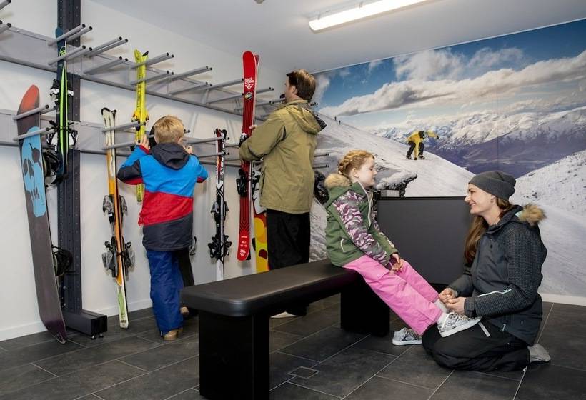 Отель Holiday Inn Express & Suites Queenstown, An Ihg