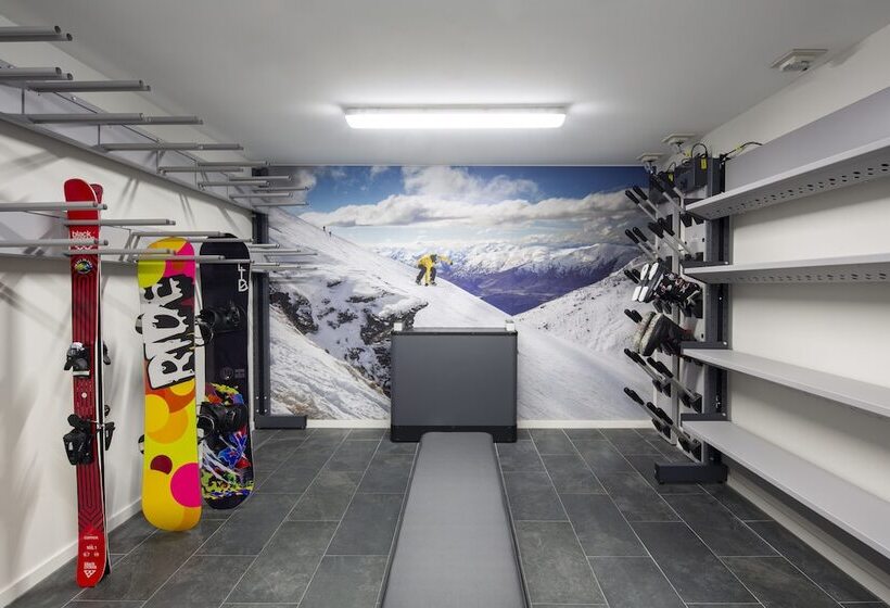 Отель Holiday Inn Express & Suites Queenstown, An Ihg