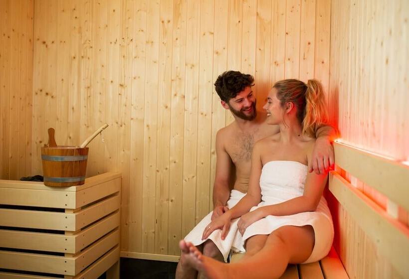 Отель Holiday Inn Express & Suites Queenstown, An Ihg