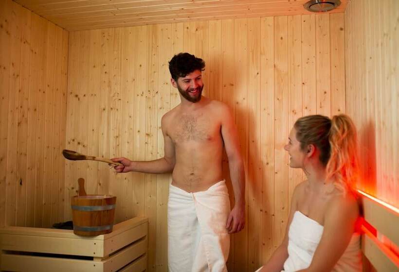 Отель Holiday Inn Express & Suites Queenstown, An Ihg