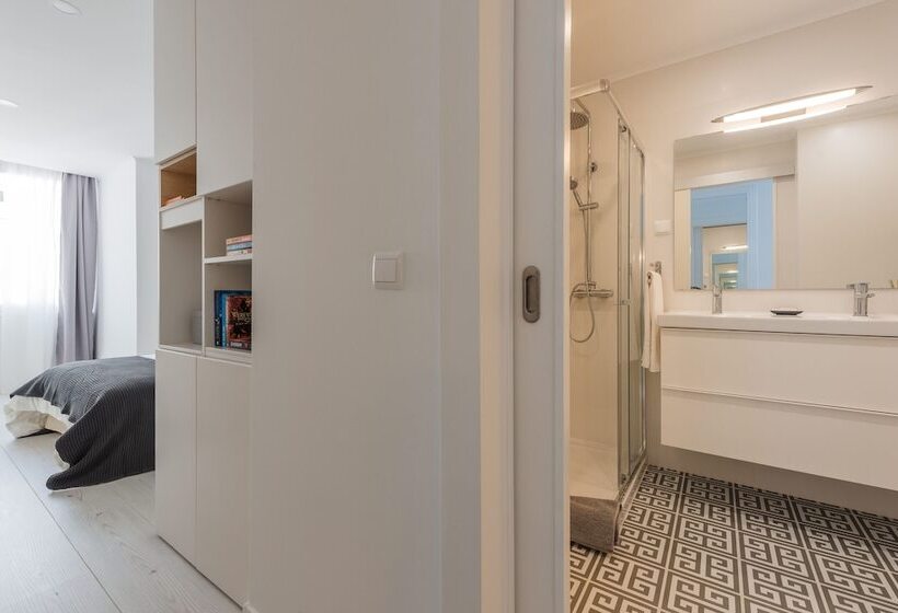 Light Filled Apartment, By Timecooler