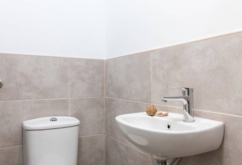Local Hostel & Suites