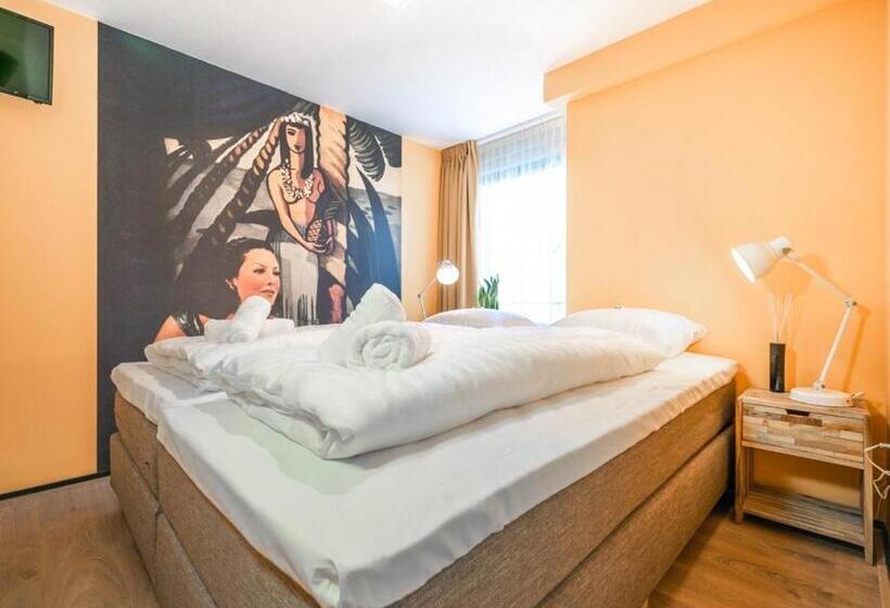 Pink Flamingo Boutique Hostel