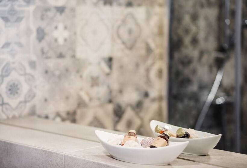 Six Suites, Old Town