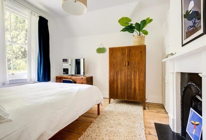 The Writers Retreat  Hastings