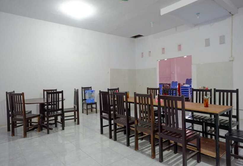 فندق Reddoorz Near Pasar Baru Mamuju