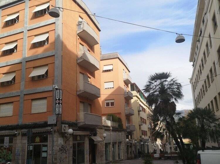 تختخواب و صبحانه Brutia Mom&son