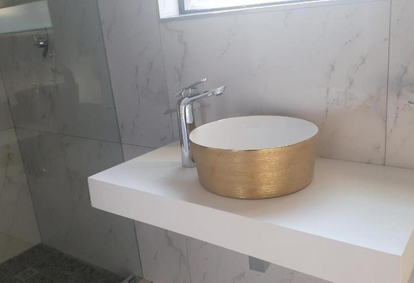 פנסיון Louisville Lodge Midrand