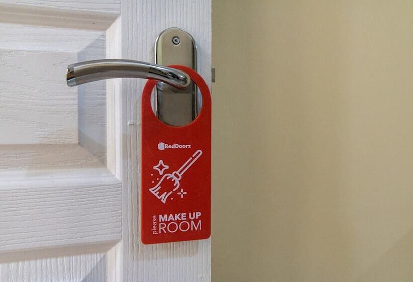 פנסיון Reddoorz Syariah Near Politeknik Negeri Madiun