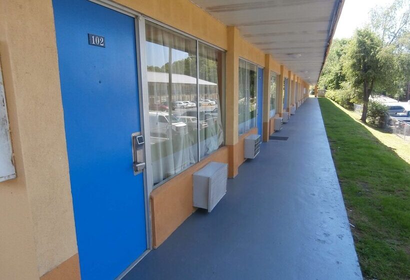 فندق Country Hearth Inn & Suites Cartersville