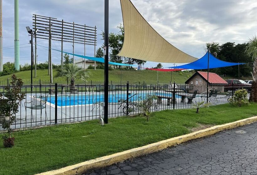 فندق Country Hearth Inn & Suites Cartersville