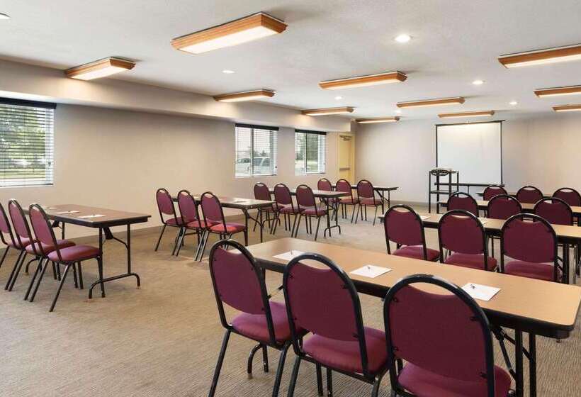 هتل Country Inn & Suites By Radisson, Cedar Rapids Airport, Ia