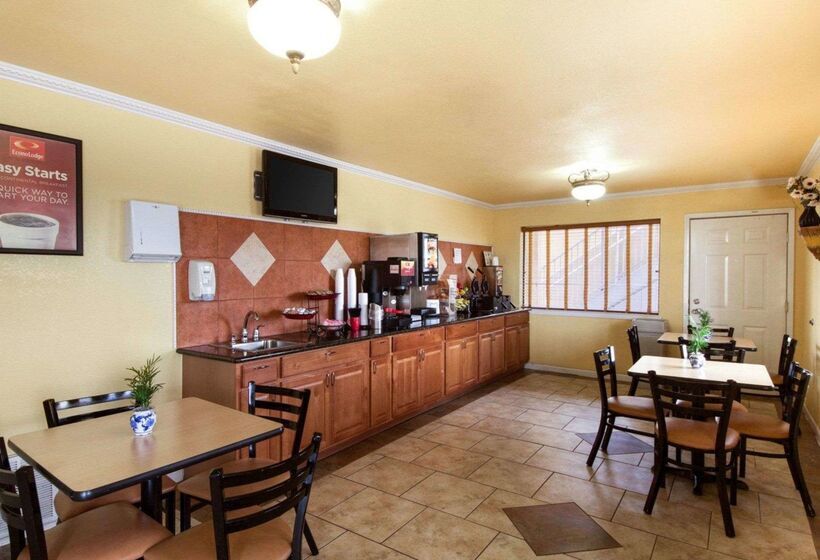 فندق Econo Lodge Inn & Suites Downtown Northeast Near Fort Sam Houston