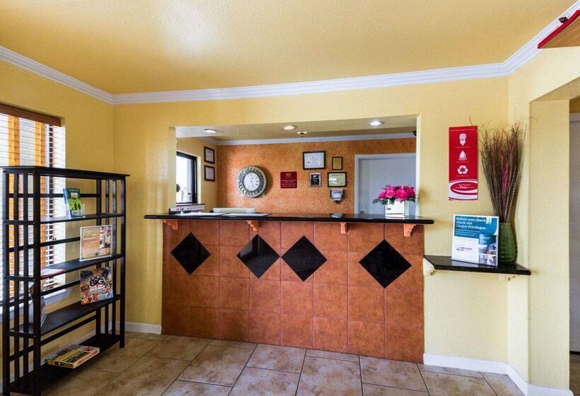 فندق Econo Lodge Inn & Suites Downtown Northeast Near Fort Sam Houston