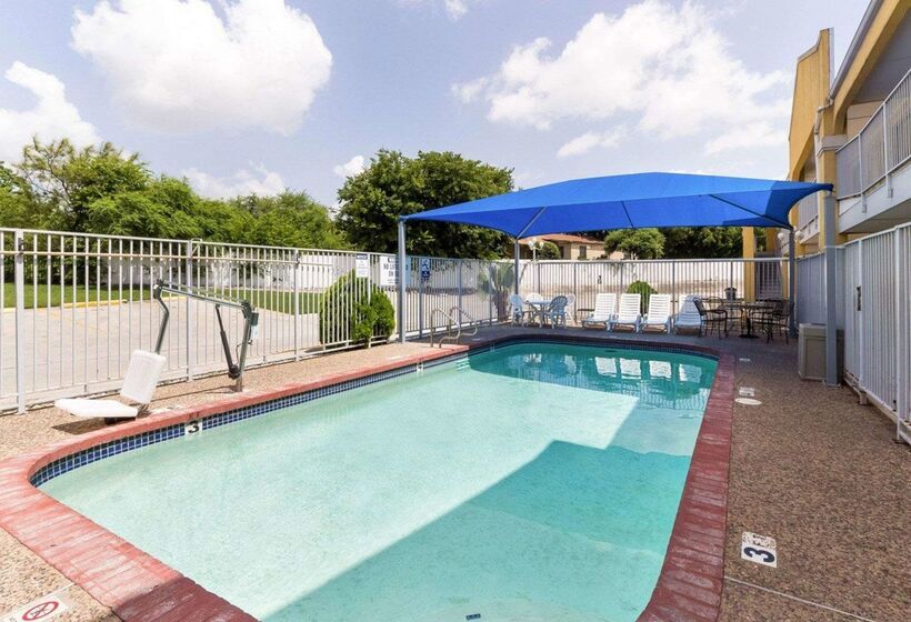 فندق Econo Lodge Inn & Suites Downtown Northeast Near Fort Sam Houston