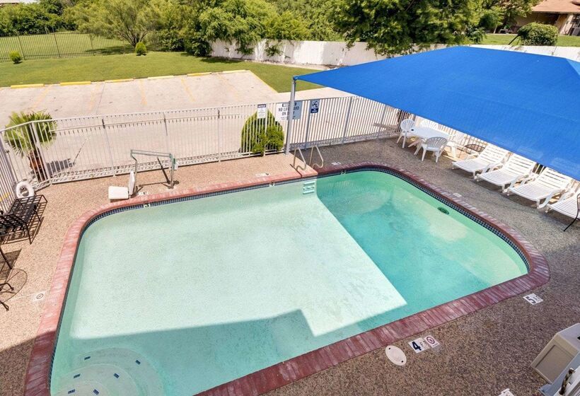 فندق Econo Lodge Inn & Suites Downtown Northeast Near Fort Sam Houston