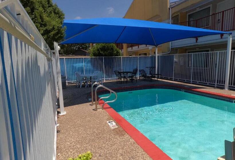 فندق Econo Lodge Inn & Suites Downtown Northeast Near Fort Sam Houston