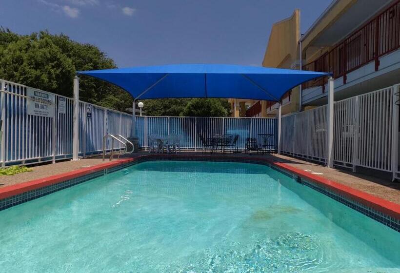 فندق Econo Lodge Inn & Suites Downtown Northeast Near Fort Sam Houston