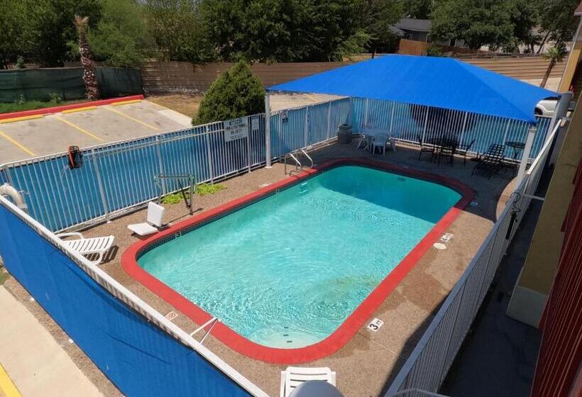 فندق Econo Lodge Inn & Suites Downtown Northeast Near Fort Sam Houston