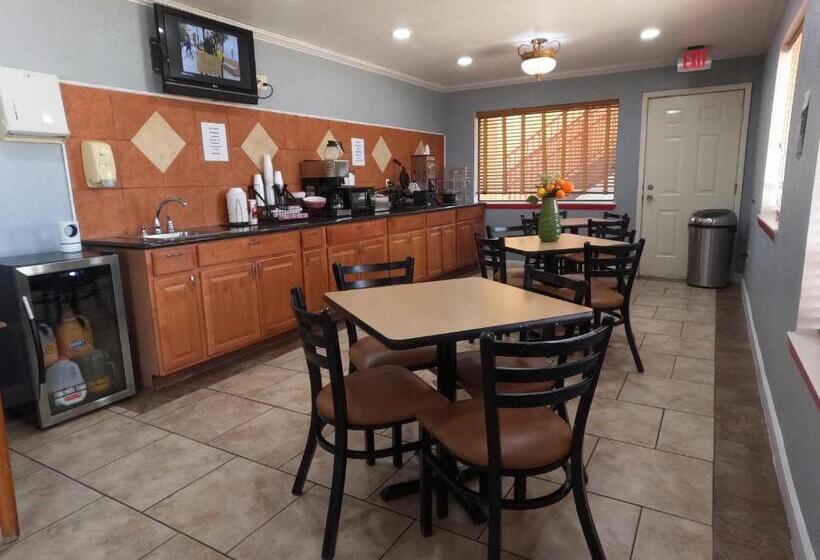 فندق Econo Lodge Inn & Suites Downtown Northeast Near Fort Sam Houston