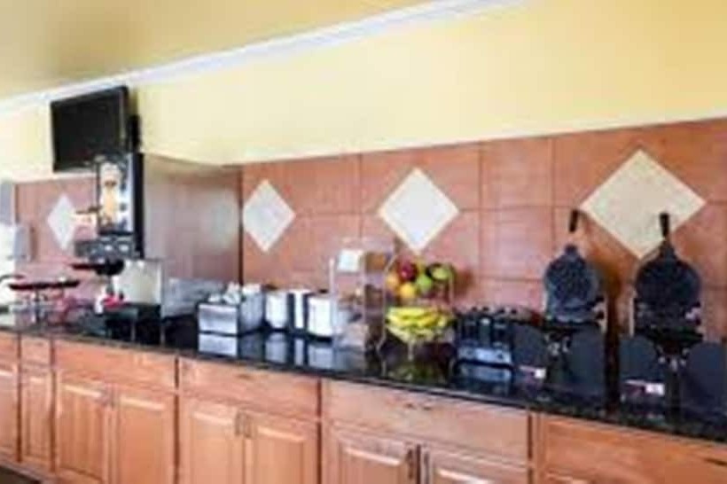 فندق Econo Lodge Inn & Suites Downtown Northeast Near Fort Sam Houston