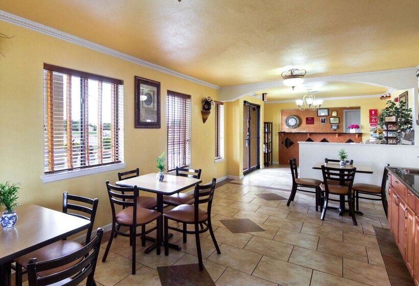 فندق Econo Lodge Inn & Suites Downtown Northeast Near Fort Sam Houston