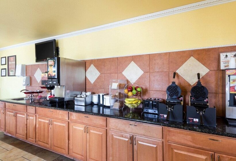 فندق Econo Lodge Inn & Suites Downtown Northeast Near Fort Sam Houston