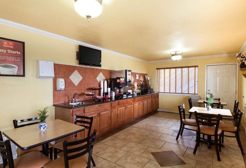 فندق Econo Lodge Inn & Suites Downtown Northeast Near Fort Sam Houston