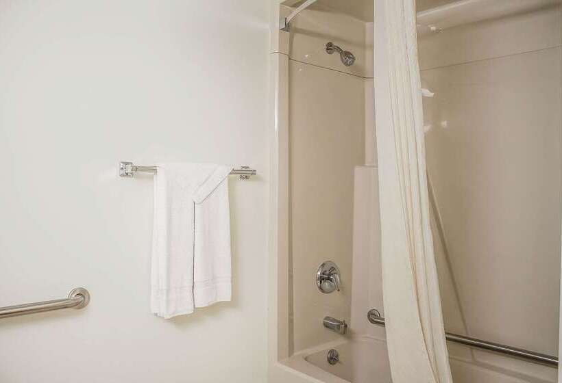 فندق Econo Lodge On The Bay