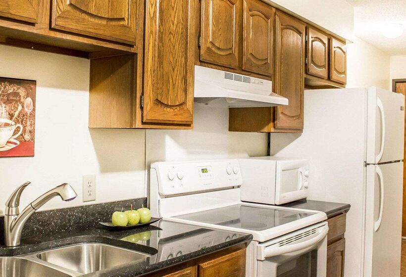 فندق Econo Lodge On The Bay