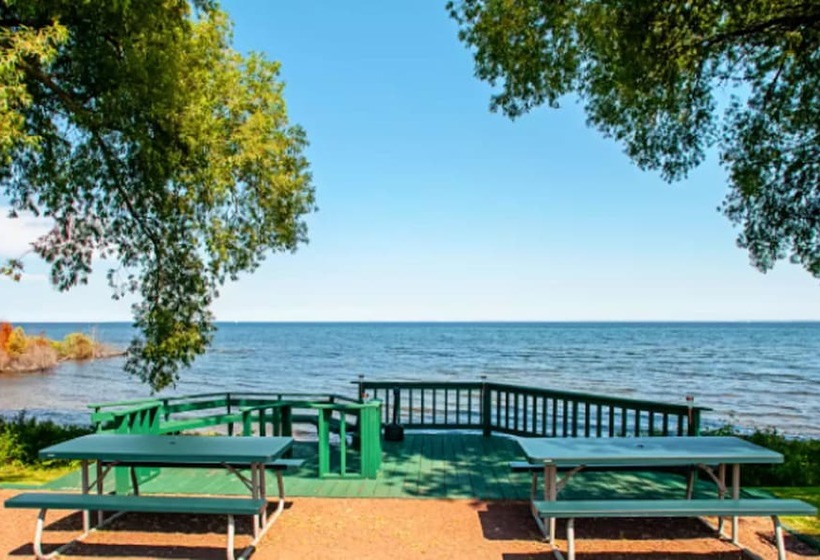 فندق Econo Lodge On The Bay