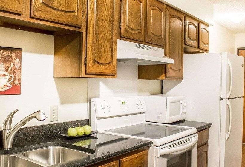 فندق Econo Lodge On The Bay