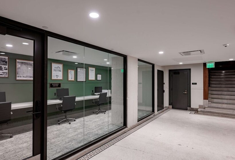 Отель Fort Des Moines, Curio Collection By Hilton