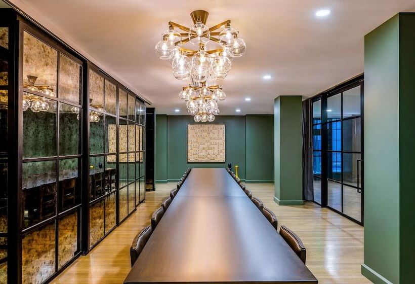 Отель Fort Des Moines, Curio Collection By Hilton