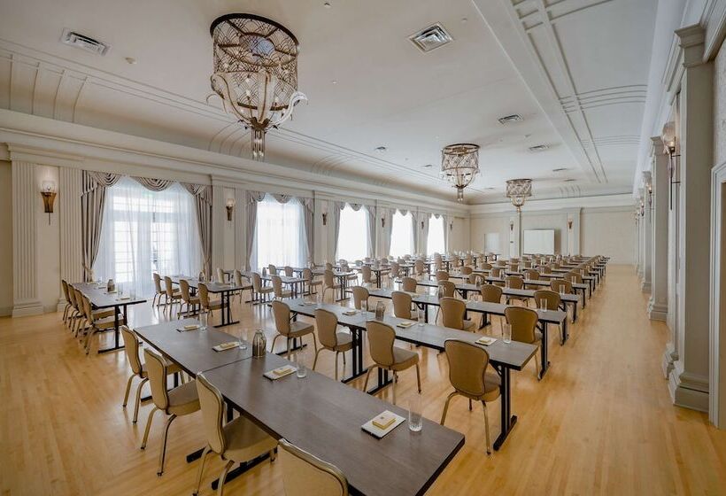 Отель Fort Des Moines, Curio Collection By Hilton