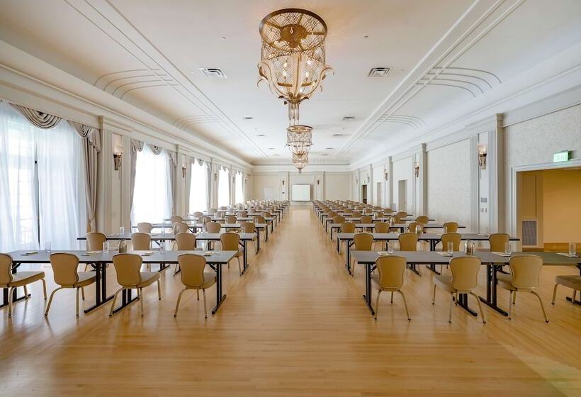 Отель Fort Des Moines, Curio Collection By Hilton